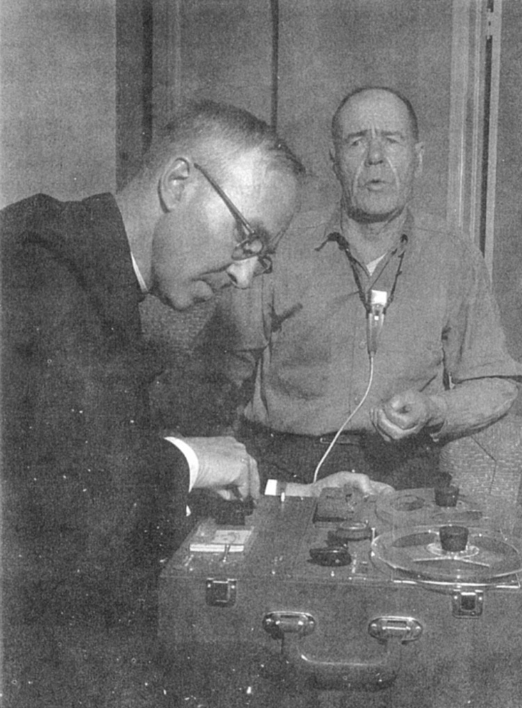 Le p&egrave;re Germain Lemieux enregistrant Ald&eacute;ric Perreault