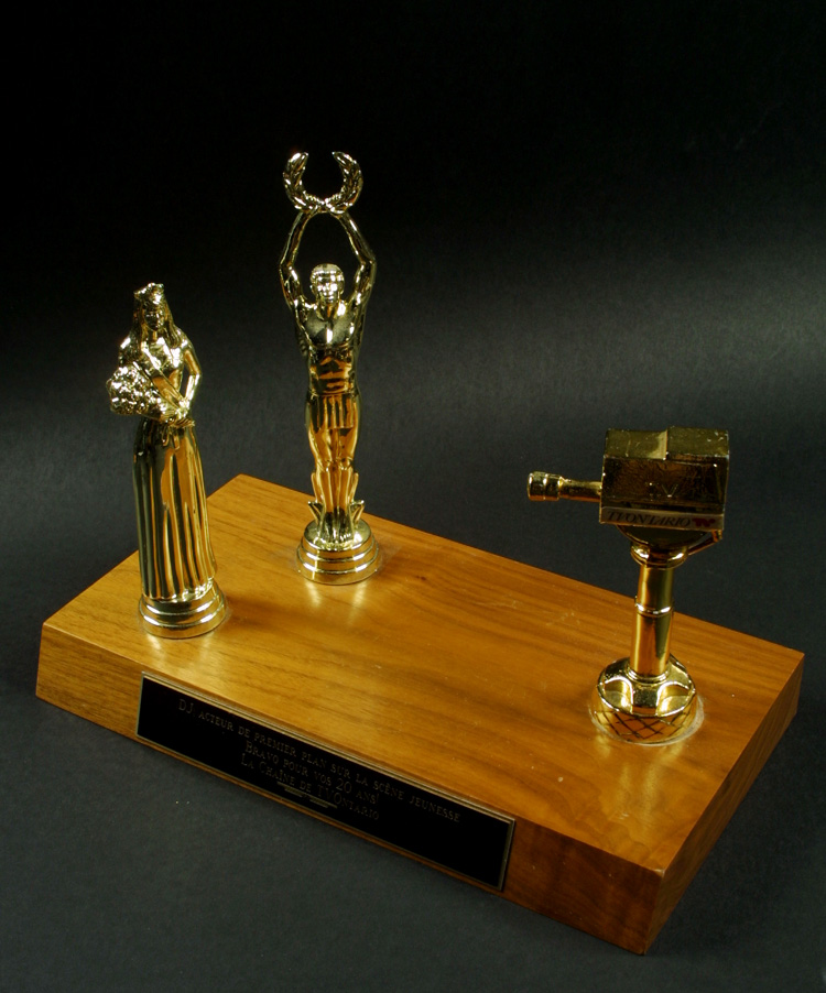 Troph&eacute;e offert par la Cha&icirc;ne TVOntario &agrave; Direction-Jeunesse (1990)