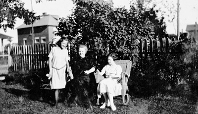 Laurette Bouchard, Emma-Ad&egrave;le Lacerte (1870-1935) et Alice Bouchard, 1923.