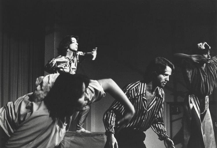 Sc&egrave;ne de la pi&egrave;ce La Parole et la Loi (1977)