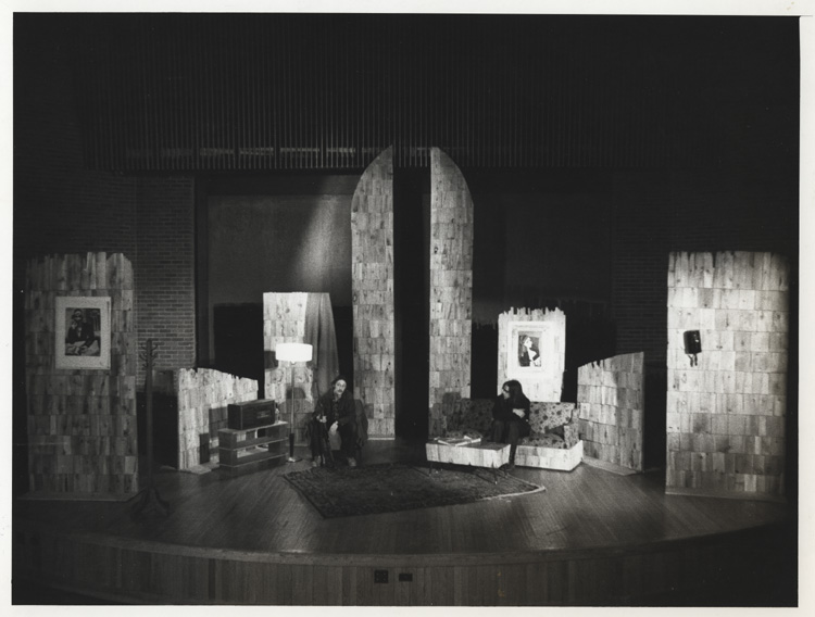 Une sc&egrave;ne de la pi&egrave;ce Les Communards de Claude Belcourt (1974)