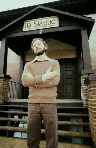 Andr&eacute; Poirier devant l'entr&eacute;e de la salle de spectacle La Slague (1980)