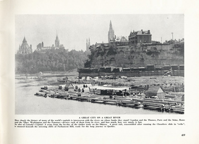 Reproduction de la soixante-neuvi&egrave;me page de Centenary of Ottawa. 1854-1954. The Capital Chosen by a Queen, comprenant une photographie de radeaux de bois &eacute;quarri sur la rivi&egrave;re Outaouais avec en arri&egrave;re sc&egrave;ne les &eacute;difices du Parlement, ca 1880, 1954.