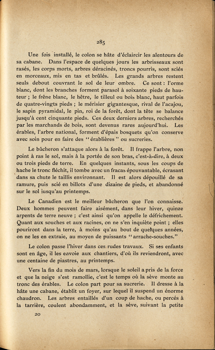 Reproduction de la deux cent quatre-vingt-cinqui&egrave;me page du premier tome de Histoire de la province eccl&eacute;siastique d’Ottawa et de la colonisation de la vall&eacute;e de l’Ottawa, par Alexis de Barbezieux, d&eacute;crivant la premi&egrave;re ann&eacute;e de la vie d’une famille de colon, dont la construction d’une cabane et le d&eacute;frichage de la terre, 1897.