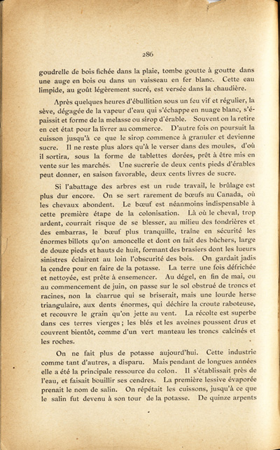 Reproduction de la deux cent quatre-vingt-sixi&egrave;me page du premier tome de Histoire de la province eccl&eacute;siastique d’Ottawa et de la colonisation de la vall&eacute;e de l’Ottawa, par Alexis de Barbezieux, d&eacute;crivant la premi&egrave;re ann&eacute;e de la vie d’une famille de colon, dont la construction d’une cabane et le d&eacute;frichage de la terre, 1897.