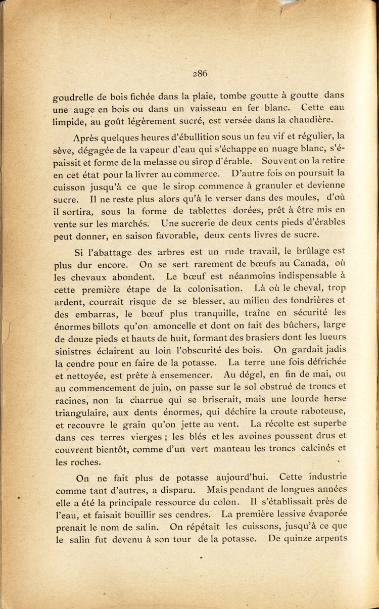 Reproduction de la deux cent quatre-vingt-sixi&egrave;me page du premier tome de Histoire de la province eccl&eacute;siastique d’Ottawa et de la colonisation de la vall&eacute;e de l’Ottawa, par Alexis de Barbezieux, d&eacute;crivant la premi&egrave;re ann&eacute;e de la vie d’une famille de colon, dont la construction d’une cabane et le d&eacute;frichage de la terre, 1897.