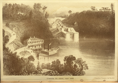 Reproduction d’une illustration de W.H. Bartlett reproduite entre la cinquante-sixi&egrave;me et la cinquante-septi&egrave;me page de Ottawa, capitale du Canada, de son origine &agrave; nos jours par Lucien Brault, repr&eacute;sentant le canal Rideau vers 1836, 1942.