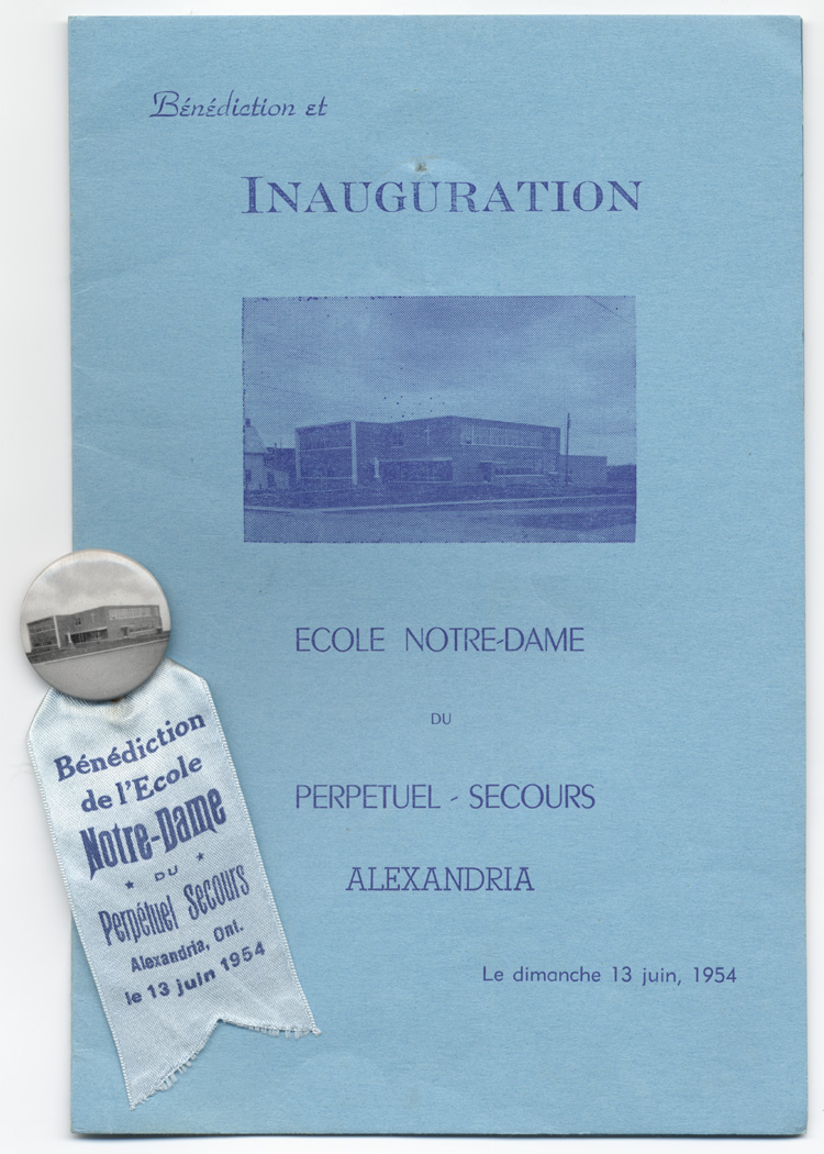 Reproduction de la page couverture du programme de la b&eacute;n&eacute;diction et de l’inauguration de l’&eacute;cole Notre-Dame du Perp&eacute;tuel-Secours d’Alexandria (Ontario), le 13 juin 1954, ainsi du macaron et du ruban distribu&eacute;s au public, 1954.