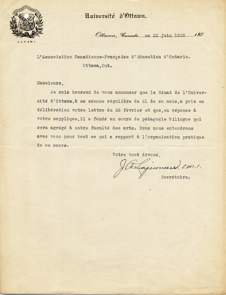 Reproduction de la lettre du p&egrave;re Alexandre Lajeunesse, o.m.i., secr&eacute;taire, Facult&eacute; des arts, Universit&eacute; d’Ottawa, &agrave; l’Association canadienne-fran&ccedil;aise d’&eacute;ducation d’Ontario (ACFEO), annon&ccedil;ant la d&eacute;cision du S&eacute;nat de l’Universit&eacute; de fonder l’&Eacute;cole de p&eacute;dagogie, 22 juin 1920.