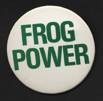 Reproduction d’une photographie du maracon Frog Power con&ccedil;u par la r&eacute;gionale des jeunes de Toronto, [1975?].