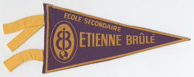 Reproduction d’une photographie du fanion de l’&eacute;cole secondaire &Eacute;tienne-Br&ucirc;l&eacute; de Toronto, [ca 1969].