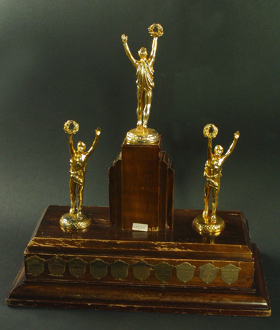 Reproduction d’une photographie du Troph&eacute;e Robert Gauthier pr&eacute;sent&eacute; par l’Association de l’enseignement fran&ccedil;ais au concours de fran&ccedil;ais, province de l’Ontario, honneur &agrave; l’&eacute;cole victorieuse section primaire, comprenant la liste des r&eacute;cipiendaires de 1957 &agrave; 1964, 1964.