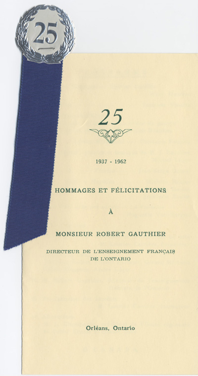 Reproduction d’un signet et de la premi&egrave;re page du programme en hommages et f&eacute;licitations &agrave; Robert Gauthier, &agrave; l’occasion de son vingt-cinqui&egrave;me anniversaire &agrave; titre de directeur de l’enseignement fran&ccedil;ais de l’Ontario, c&eacute;l&eacute;br&eacute; &agrave; Orl&eacute;ans (Ontario), 1962.