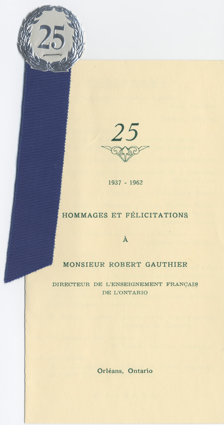 Reproduction d’un signet et de la premi&egrave;re page du programme en hommages et f&eacute;licitations &agrave; Robert Gauthier, &agrave; l’occasion de son vingt-cinqui&egrave;me anniversaire &agrave; titre de directeur de l’enseignement fran&ccedil;ais de l’Ontario, c&eacute;l&eacute;br&eacute; &agrave; Orl&eacute;ans (Ontario), 1962.