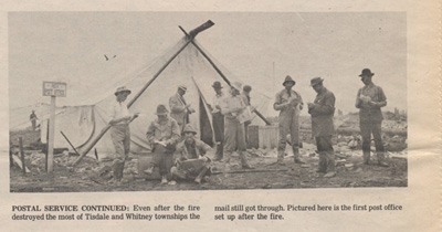 Reproduction de la troisi&egrave;me page A du journal Timmins Porcupine News comprenant une reproduction d’une photographie d’une tente qui sert de bureau de poste apr&egrave;s l’incendie &agrave; Porcupine (Ontario) en juillet 1911, 2 juillet 1975.