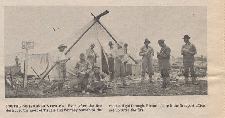 Reproduction de la troisi&egrave;me page A du journal Timmins Porcupine News comprenant une reproduction d’une photographie d’une tente qui sert de bureau de poste apr&egrave;s l’incendie &agrave; Porcupine (Ontario) en juillet 1911, 2 juillet 1975.