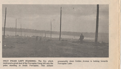 Reproduction de la troisi&egrave;me page A du journal Timmins Porcupine News comprenant une reproduction d’une photographie de la seule structure debout sur le site de South Porcupine apr&egrave;s l’incendie &agrave; l’&eacute;t&eacute; 1911, 2 juillet 1975.