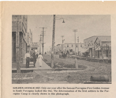 Reproduction de la septi&egrave;me page A du journal Timmins Porcupine News comprenant une reproduction d’une photographie de l’avenue Golden &agrave; South Pocupine un an apr&egrave;s l’incendie qui avait compl&egrave;tement d&eacute;truit l’endroit, 1912, 2 juillet 1975.
