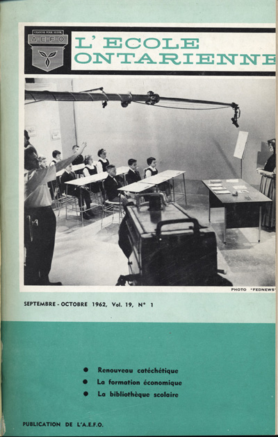 Reproduction de la page couverture du premier num&eacute;ro du dix-neuvi&egrave;me volume de L’&eacute;cole ontarienne, comprenant une photographie de soeur Charles-Auguste, s.g.c. (Simone Gamache), directrice de l’&eacute;cole de L’Assomption de Sudbury (Ontario) et ex-pr&eacute;sidente de l’Association des enseignants franco-ontariens lors l’enregistrement d’une &eacute;mission de Radio-Canada &agrave; Toronto, septembre-octobre 1962.