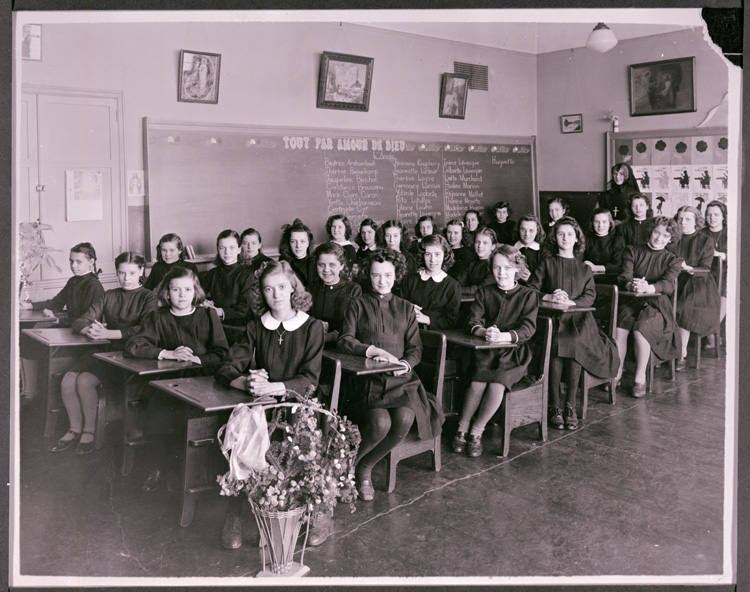 Reproduction d’une photographie des &eacute;l&egrave;ves de la classe de sixi&egrave;me ann&eacute;e de l’&eacute;cole Duhamel, rues Cumberland et Guigues, Ottawa, ca 1940.