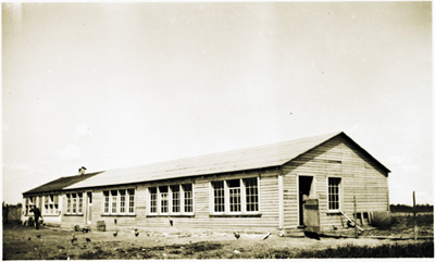 Reproduction d’une photographie d’un poulailler sur une ferme de d&eacute;monstration sous la direction d’Alexandre LaCroix, Moonbeam (Ontario), ca 1935.