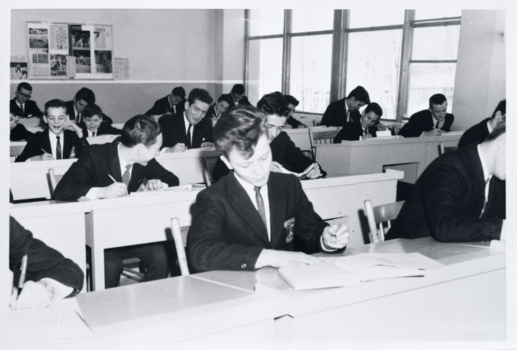Reproduction d’une photographie d’un groupe d’&eacute;l&egrave;ves du secondaire dans la salle d’&eacute;tude du Coll&egrave;ge de Hearst (Ontario), ca 1965.