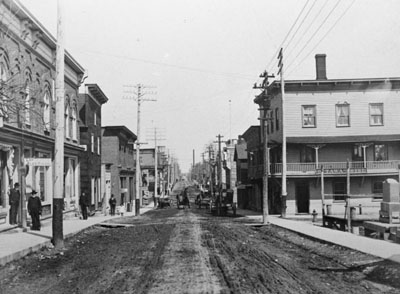 Reproduction d’une photographie de la rue principale &agrave; Alexandria (Ontario), ca 1905.