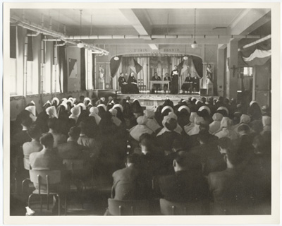 Reproduction d’une photographie du S&eacute;minaire sur la situation du fran&ccedil;ais en Ontario, tenu &agrave; Corwall (Ontario) du 10 au 12 f&eacute;vrier 1956 et organis&eacute; par l’Association de l’enseignement fran&ccedil;ais de l’Ontario, f&eacute;vrier 1956.