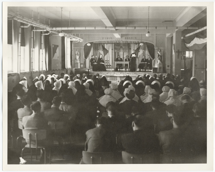 Reproduction d’une photographie du S&eacute;minaire sur la situation du fran&ccedil;ais en Ontario, tenu &agrave; Corwall (Ontario) du 10 au 12 f&eacute;vrier 1956 et organis&eacute; par l’Association de l’enseignement fran&ccedil;ais de l’Ontario, f&eacute;vrier 1956.