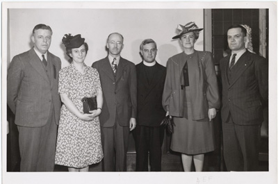Reproduction d’un photographie des membres du conseil ex&eacute;cutif de l’Association de l’enseignement fran&ccedil;ais de l’Ontario (AEFO), lors du congr&egrave;s tenu &agrave; la Salle acad&eacute;mique de l’Universit&eacute; d’Ottawa, 9 avril 1947.