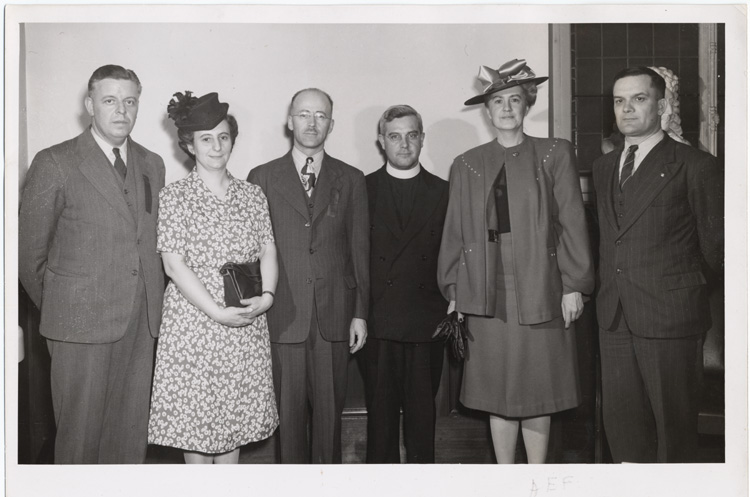 Reproduction d’un photographie des membres du conseil ex&eacute;cutif de l’Association de l’enseignement fran&ccedil;ais de l’Ontario (AEFO), lors du congr&egrave;s tenu &agrave; la Salle acad&eacute;mique de l’Universit&eacute; d’Ottawa, 9 avril 1947.