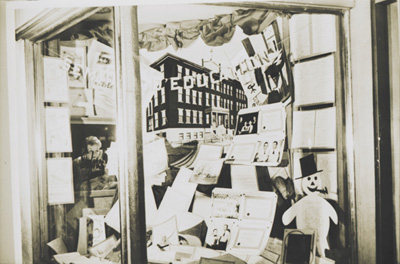 Reproduction d’une photographie de la vitrine du magasin Duford, pr&egrave;s de l’&eacute;cole Guigues, &agrave; l’occasion de la Semaine de l’&eacute;ducation, Ottawa (Ontario), entre 1952 et 1957.