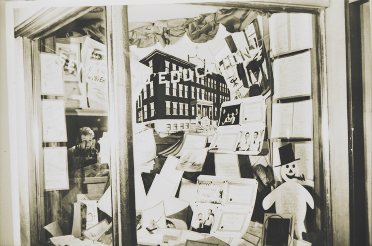Reproduction d’une photographie de la vitrine du magasin Duford, pr&egrave;s de l’&eacute;cole Guigues, &agrave; l’occasion de la Semaine de l’&eacute;ducation, Ottawa (Ontario), entre 1952 et 1957.