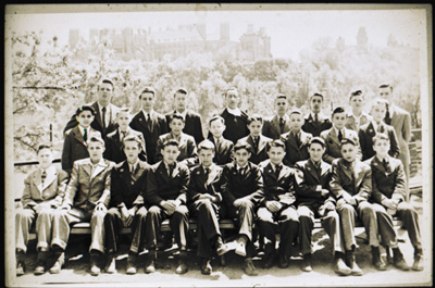 Reproduction d’une photographie de la classe de huiti&egrave;me ann&eacute;e de l’&eacute;cole Guigues, prise au Parc Major, Ottawa, 1940.