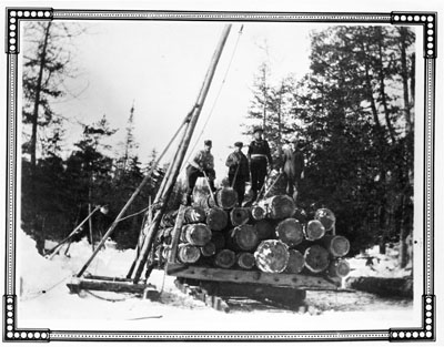 Reproduction d’une photographie d’un tra&icirc;neau de billots de bois, Blind River (Ontario), ca 1930.