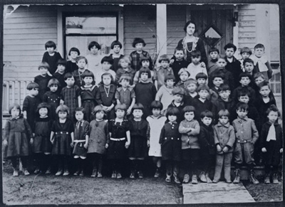Reproduction d’une photographie de Anne-Marie Lemelin et une cinquantaine de ses &eacute;l&egrave;ves, Welland (Ontario), ca 1920.