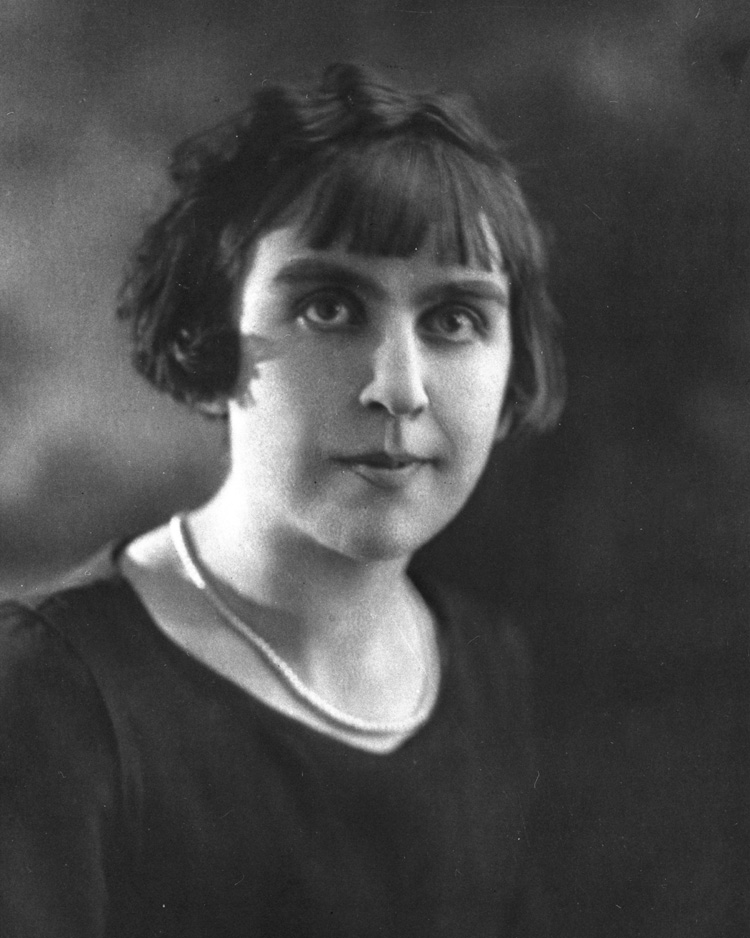 Reproduction d’une photographie de Jeanne Lajoie, enseignante &agrave; l’&eacute;cole Jeanne d’Arc de Pembroke (Ontario) et surnomm&eacute;e la Pucelle de Pembroke, ca 1923.