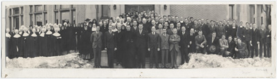 Reproduction d’une photographie du corps professoral et des &eacute;tudiants de l’&Eacute;cole normale de l’Universit&eacute; d’Ottawa, Ottawa (Ontario), ca 1937.