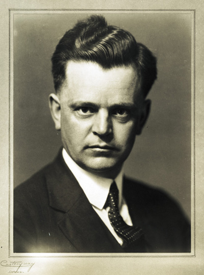 Reproduction d’une photographie de Louis Charbonneau, professeur &agrave; l’&Eacute;cole de p&eacute;dagogie de l’Universit&eacute; d’Ottawa (1923-1938) et directeur des &eacute;coles bilingues des comt&eacute;s de Prescott et Russell (1925-1927), ca 1926.