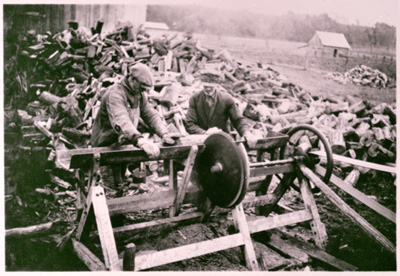 Reproduction d’une photographie d’un scie actionn&eacute;e par un cheval pour couper du bois de chauffage &agrave; Wendover (Ontario), 1938.