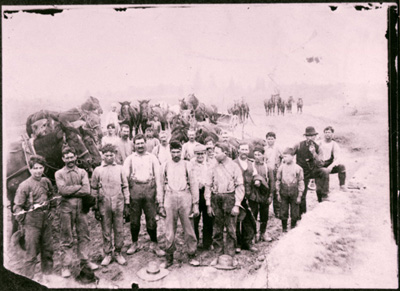 Reproduction d’une photographie des ouvriers travaillant &agrave; la construction du chemin de fer, Treadwell (Ontario), ca 1900.