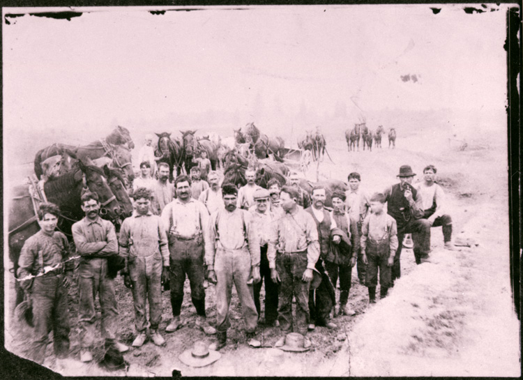 Reproduction d’une photographie des ouvriers travaillant &agrave; la construction du chemin de fer, Treadwell (Ontario), ca 1900.