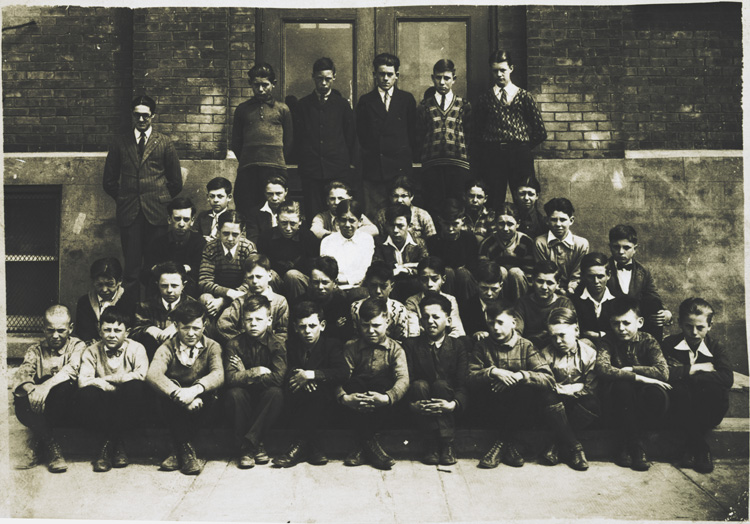 Reproduction d’une photographie de Laurier Carri&egrave;re et de ses &eacute;l&egrave;ves, Sudbury (Ontario), 1929 ou 1930.