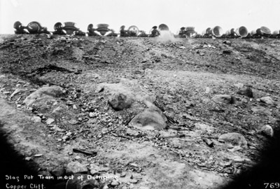 Reproduction d’une photographie d’un d&eacute;versement de r&eacute;sidus miniers (slag), Copper Cliff (Ontario), [19-].