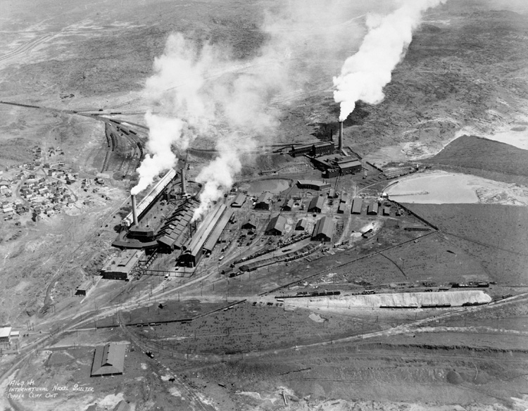 Reproduction d’une photographie d’une vue a&eacute;rienne de la raffinerie de cuivre, Copper Cliff (Ontario), [19–].