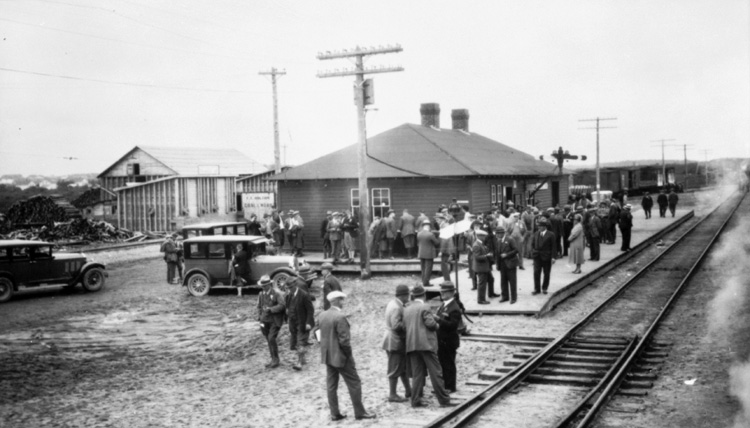 Reproduction d’une photographie de la gare du chemin de fer de la Temiscaming and Northern Ontario Railway &agrave; Kirkland Lake (Ontario), 1920.