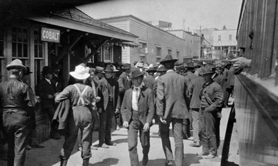 Reproduction d’une photographie de la gare &agrave; Cobalt (Ontario), 1906.