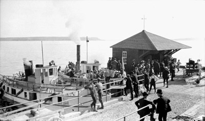 Reproduction d’une photographie du quai de Haileybury (Ontario), ca 1908.