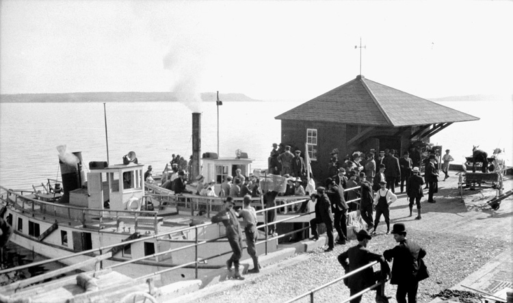 Reproduction d’une photographie du quai de Haileybury (Ontario), ca 1908.
